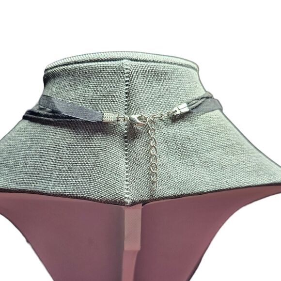 Elegant Noir Teardrop Pendant Necklace (NWOT) - Picture 3 of 11